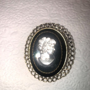 Vintage‎ VICTORIAN Lady Woman Cameo BROOCH Pin Granny Core